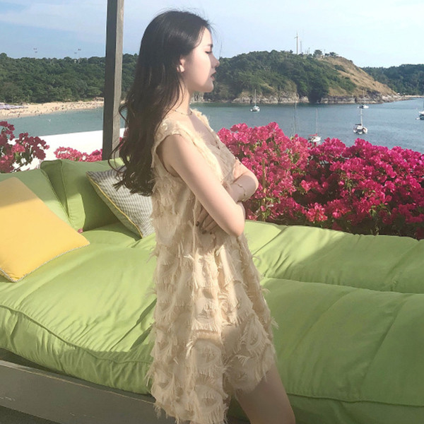 Απαλό γυναικείο φόρεμα  σε ασύμμετρο μήκος και διακοσμητικό μίνι περιθώριο