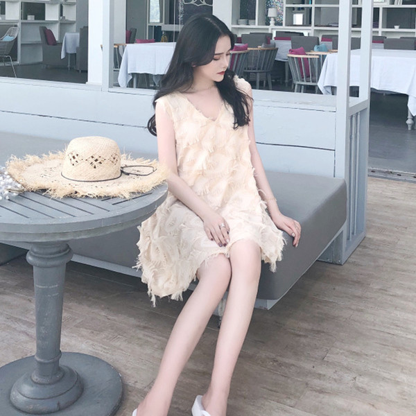 Απαλό γυναικείο φόρεμα  σε ασύμμετρο μήκος και διακοσμητικό μίνι περιθώριο