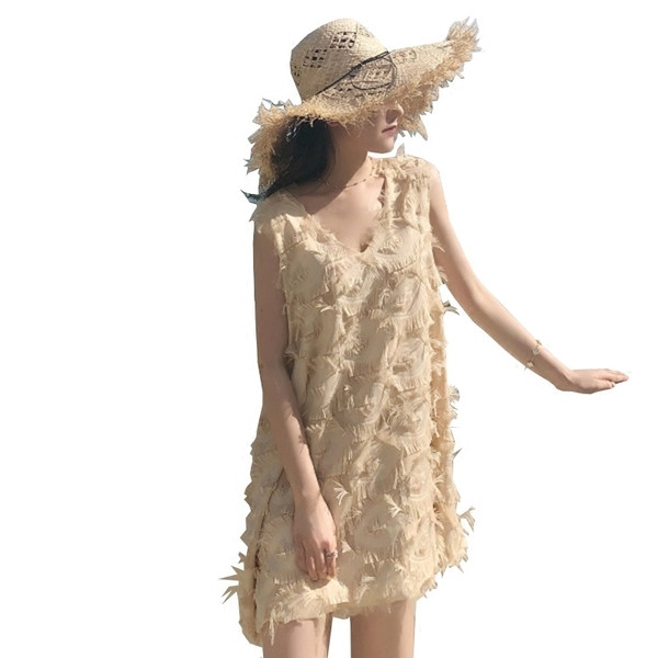 Απαλό γυναικείο φόρεμα  σε ασύμμετρο μήκος και διακοσμητικό μίνι περιθώριο