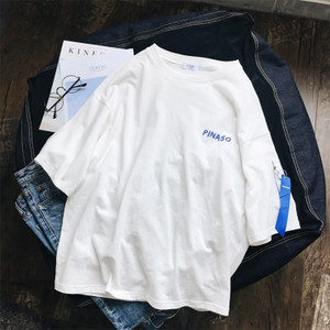 Ανδρικό μπλουζάκι σε διάφορα χρώματα με μικρή τσέπη με φερμουάρ και επιγραφή