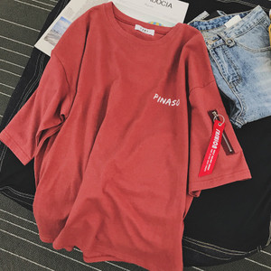 Ανδρικό μπλουζάκι σε διάφορα χρώματα με μικρή τσέπη με φερμουάρ και επιγραφή