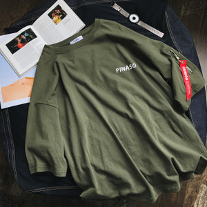 Ανδρικό μπλουζάκι σε διάφορα χρώματα με μικρή τσέπη με φερμουάρ και επιγραφή