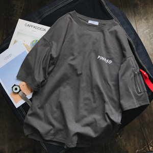 Ανδρικό μπλουζάκι σε διάφορα χρώματα με μικρή τσέπη με φερμουάρ και επιγραφή