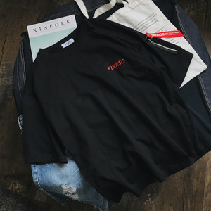 Ανδρικό μπλουζάκι σε διάφορα χρώματα με μικρή τσέπη με φερμουάρ και επιγραφή