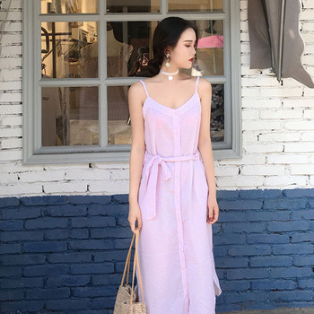 Egyszerű, hosszú női ruha vékony pántokkal és rózsaszín díszövvel