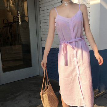 Egyszerű, hosszú női ruha vékony pántokkal és rózsaszín díszövvel