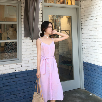 Egyszerű, hosszú női ruha vékony pántokkal és rózsaszín díszövvel