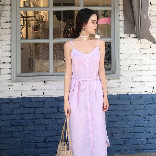 Egyszerű, hosszú női ruha vékony pántokkal és rózsaszín díszövvel