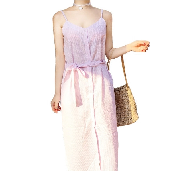 Egyszerű, hosszú női ruha vékony pántokkal és rózsaszín díszövvel