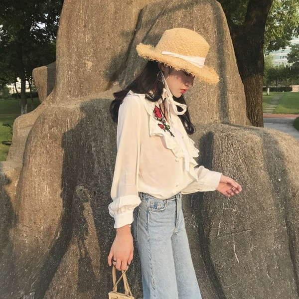 Finom női éteri ing érdekes V-nyakkal és gyönyörű hímzéssel két színben