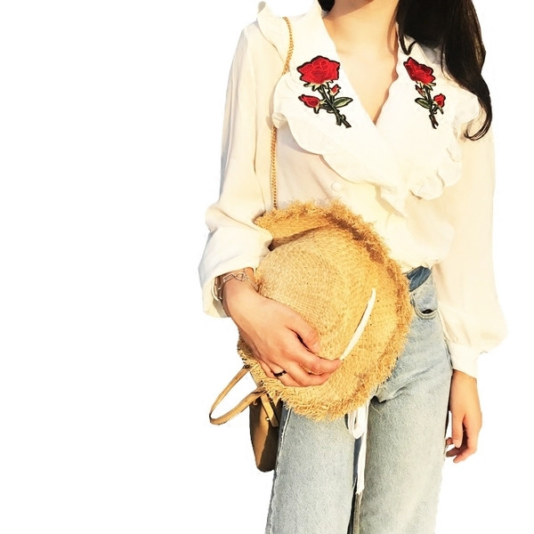 Finom női éteri ing érdekes V-nyakkal és gyönyörű hímzéssel két színben