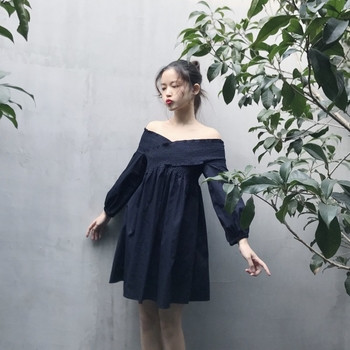 Άνετο γυναικείο φόρεμα ε πεσμένους ώμους και φαρδιά μανίκια σε μαύρο χρώμα