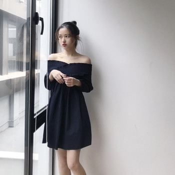 Άνετο γυναικείο φόρεμα ε πεσμένους ώμους και φαρδιά μανίκια σε μαύρο χρώμα