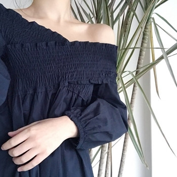 Άνετο γυναικείο φόρεμα ε πεσμένους ώμους και φαρδιά μανίκια σε μαύρο χρώμα