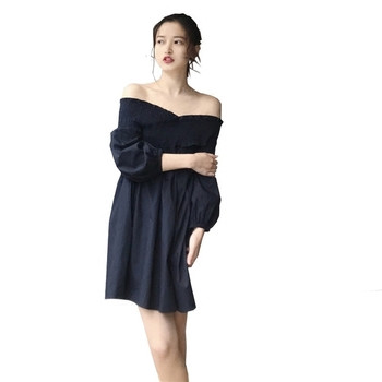 Άνετο γυναικείο φόρεμα ε πεσμένους ώμους και φαρδιά μανίκια σε μαύρο χρώμα