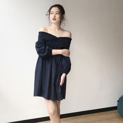 Άνετο γυναικείο φόρεμα ε πεσμένους ώμους και φαρδιά μανίκια σε μαύρο χρώμα