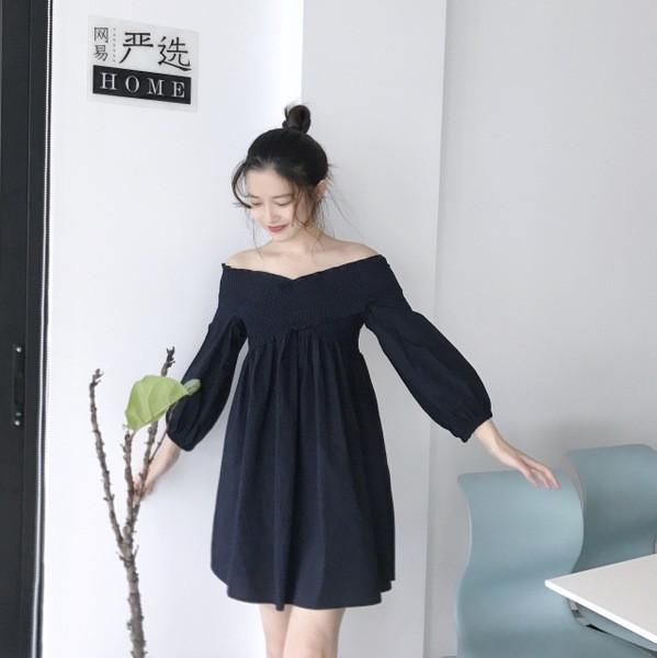 Άνετο γυναικείο φόρεμα ε πεσμένους ώμους και φαρδιά μανίκια σε μαύρο χρώμα