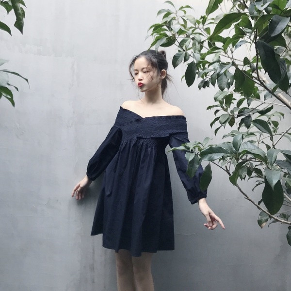 Άνετο γυναικείο φόρεμα ε πεσμένους ώμους και φαρδιά μανίκια σε μαύρο χρώμα