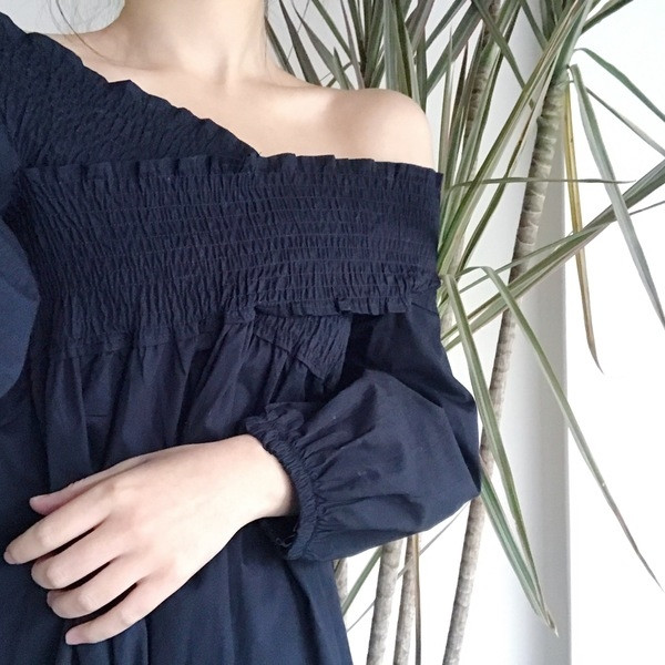 Άνετο γυναικείο φόρεμα ε πεσμένους ώμους και φαρδιά μανίκια σε μαύρο χρώμα