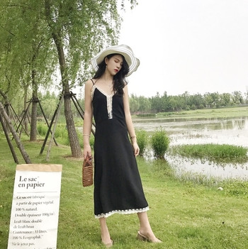 Απαλό γυναικείο φόρεμα μακρύ  με λεπτές λουρίδες και διακοσμητική δαντέλα σε μαύρο χρώμα