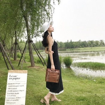 Απαλό γυναικείο φόρεμα μακρύ  με λεπτές λουρίδες και διακοσμητική δαντέλα σε μαύρο χρώμα