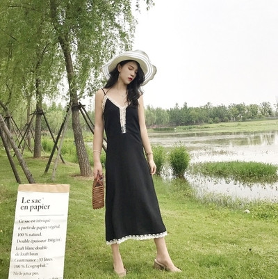 Απαλό γυναικείο φόρεμα μακρύ  με λεπτές λουρίδες και διακοσμητική δαντέλα σε μαύρο χρώμα