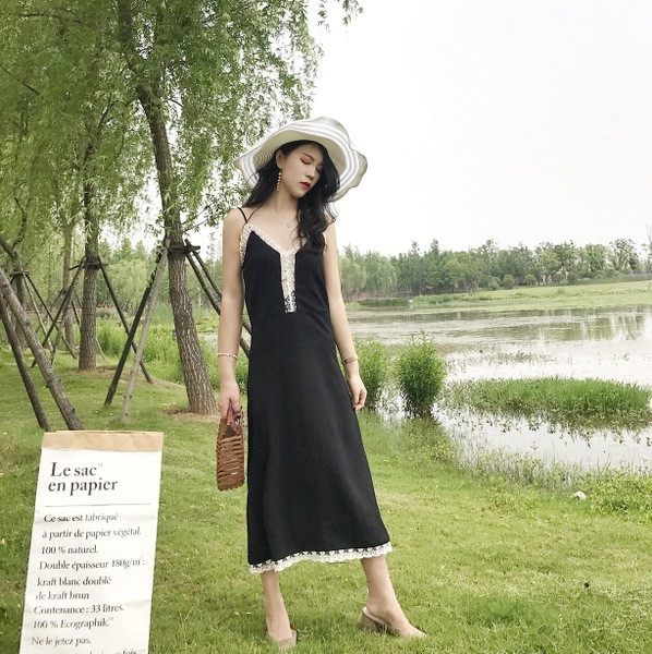 Απαλό γυναικείο φόρεμα μακρύ  με λεπτές λουρίδες και διακοσμητική δαντέλα σε μαύρο χρώμα