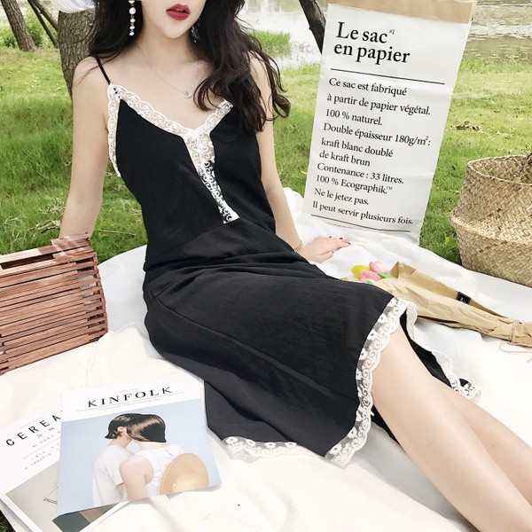 Απαλό γυναικείο φόρεμα μακρύ  με λεπτές λουρίδες και διακοσμητική δαντέλα σε μαύρο χρώμα