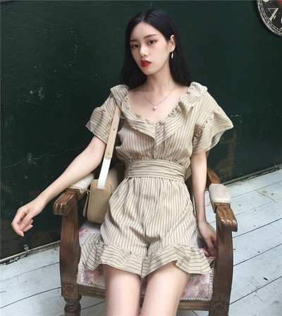 Κομψά ριγωτό γυναικείο ολόσωμο σορτς με ντεκολτέ σε σχήμα V και διακοσμητική κορδέλα ζώνης