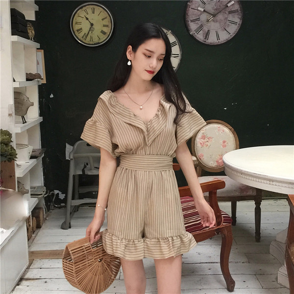 Κομψά ριγωτό γυναικείο ολόσωμο σορτς με ντεκολτέ σε σχήμα V και διακοσμητική κορδέλα ζώνης