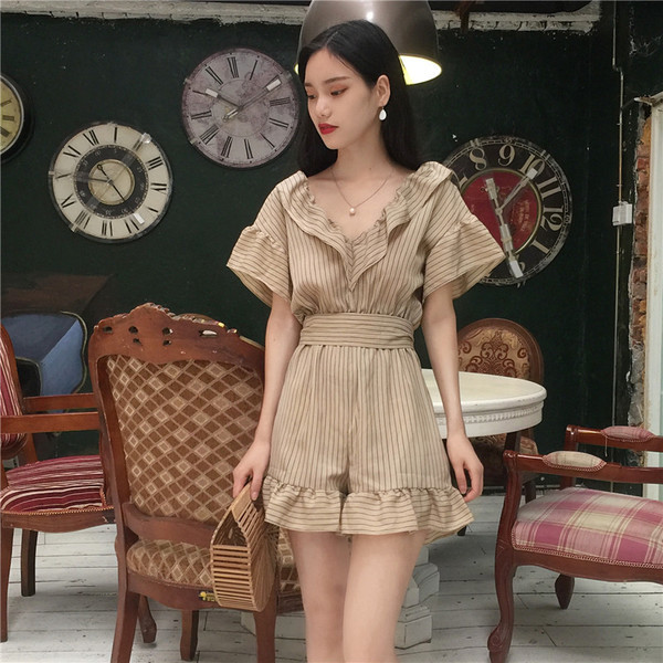 Κομψά ριγωτό γυναικείο ολόσωμο σορτς με ντεκολτέ σε σχήμα V και διακοσμητική κορδέλα ζώνης