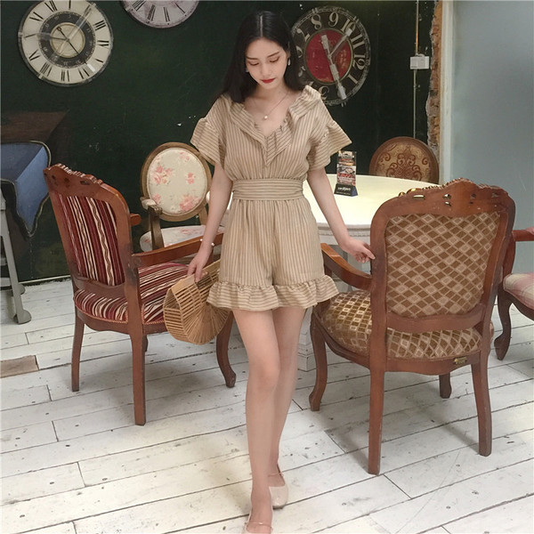 Κομψά ριγωτό γυναικείο ολόσωμο σορτς με ντεκολτέ σε σχήμα V και διακοσμητική κορδέλα ζώνης