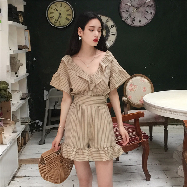 Κομψά ριγωτό γυναικείο ολόσωμο σορτς με ντεκολτέ σε σχήμα V και διακοσμητική κορδέλα ζώνης