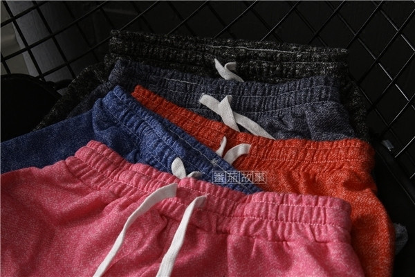 Γυναικεία αθλητικά σορτς σε διάφορα χρώματα