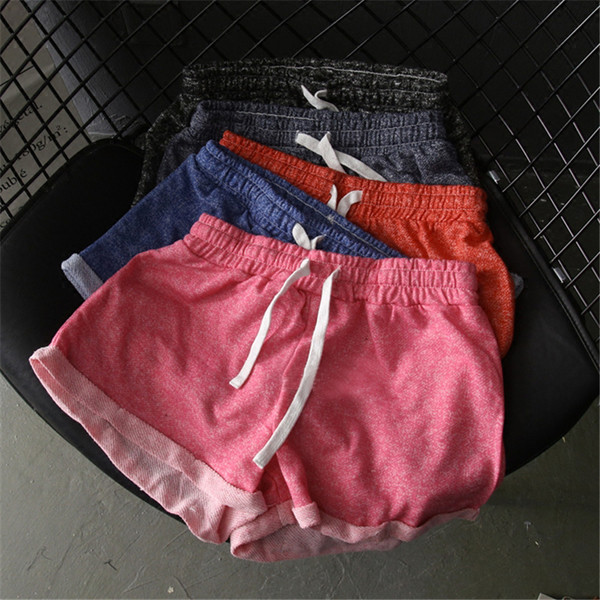 Γυναικεία αθλητικά σορτς σε διάφορα χρώματα