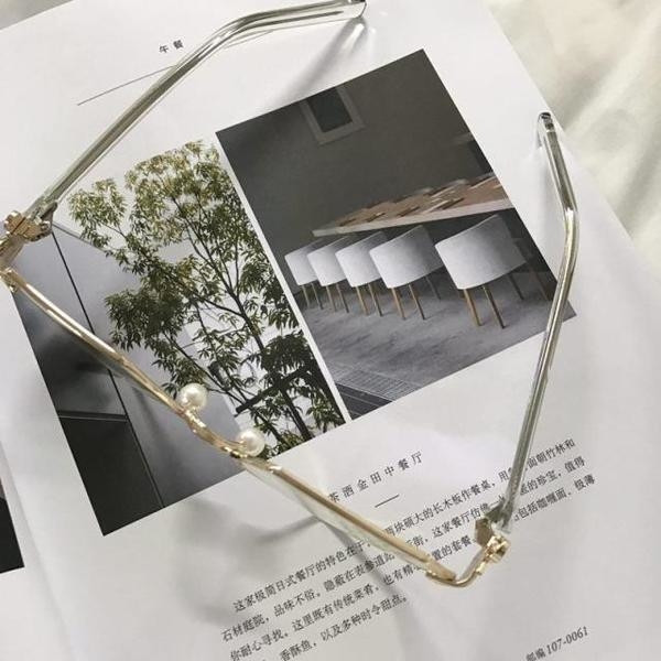 Κομψά γυναικεία  γυαλιά  χωρίς διόπτρα σε δύο χρώματα