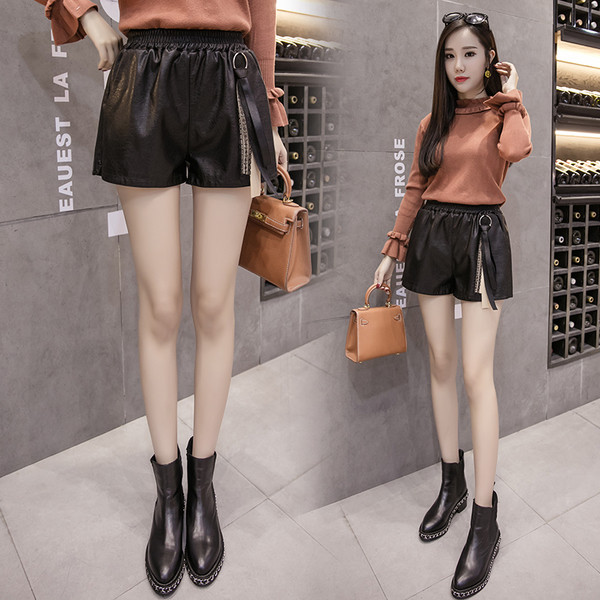 Divatos női rövidnadrág öko bőrből, magas derékkal és kiegészítővel