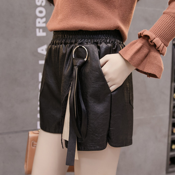 Divatos női rövidnadrág öko bőrből, magas derékkal és kiegészítővel