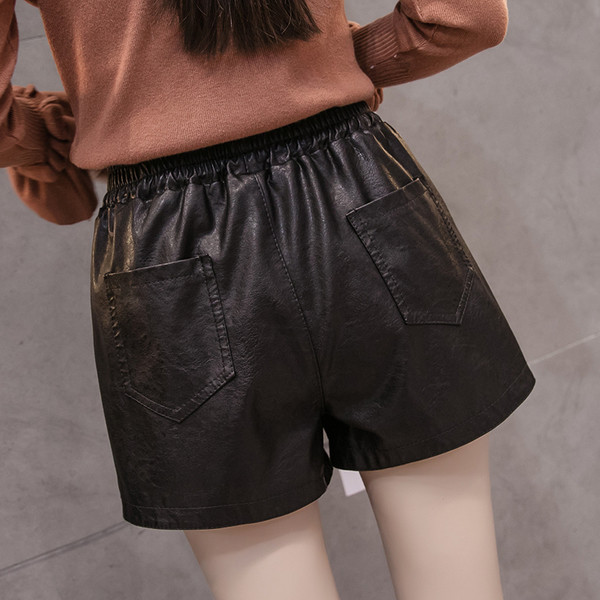 Divatos női rövidnadrág öko bőrből, magas derékkal és kiegészítővel