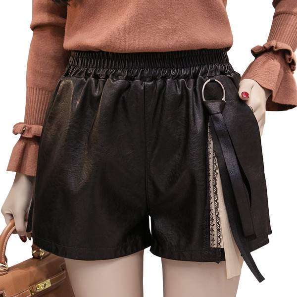 Divatos női rövidnadrág öko bőrből, magas derékkal és kiegészítővel