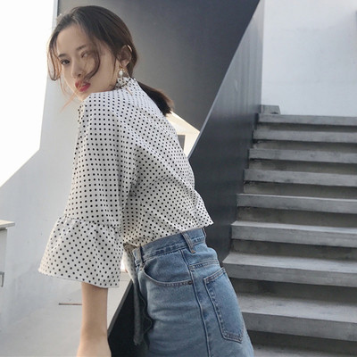 Κομψό σύντομο γυναικείο πουκάμισο με διακόσμηση σε σχήμα V σε άσπρο χρώμα