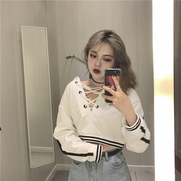 Αθλητική γυναικεία  κοντή μπλούζα με έγχρωμες άκρες και ενδιαφέρουσες διασταυρώσεις σε λευκό χρώμα