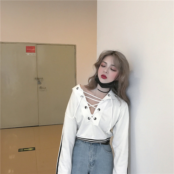 Αθλητική γυναικεία  κοντή μπλούζα με έγχρωμες άκρες και ενδιαφέρουσες διασταυρώσεις σε λευκό χρώμα