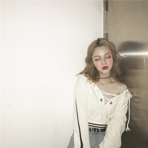 Αθλητική γυναικεία  κοντή μπλούζα με έγχρωμες άκρες και ενδιαφέρουσες διασταυρώσεις σε λευκό χρώμα