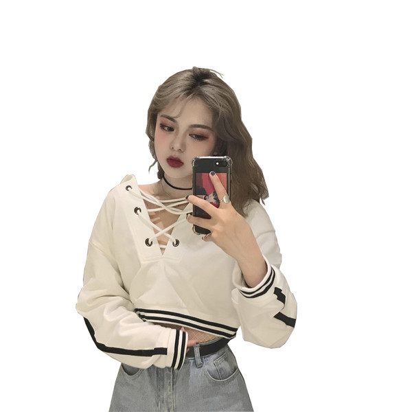 Αθλητική γυναικεία  κοντή μπλούζα με έγχρωμες άκρες και ενδιαφέρουσες διασταυρώσεις σε λευκό χρώμα