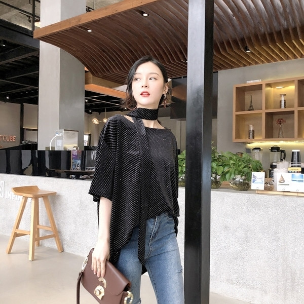 Μοντέρνα γυναικεία μπλούζα σε ελεύθερο στυλ με λαμπερά σωματίδια σε δύο χρώματα