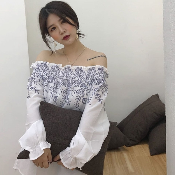 Stílusos női ing leesett vállú, széles ujjú, gyönyörű hímzéssel két színben