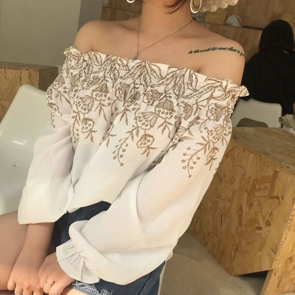 Stílusos női ing leesett vállú, széles ujjú, gyönyörű hímzéssel két színben