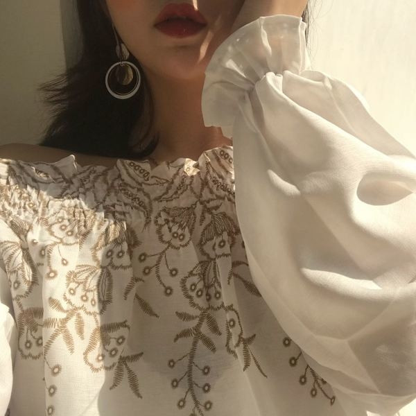 Stílusos női ing leesett vállú, széles ujjú, gyönyörű hímzéssel két színben