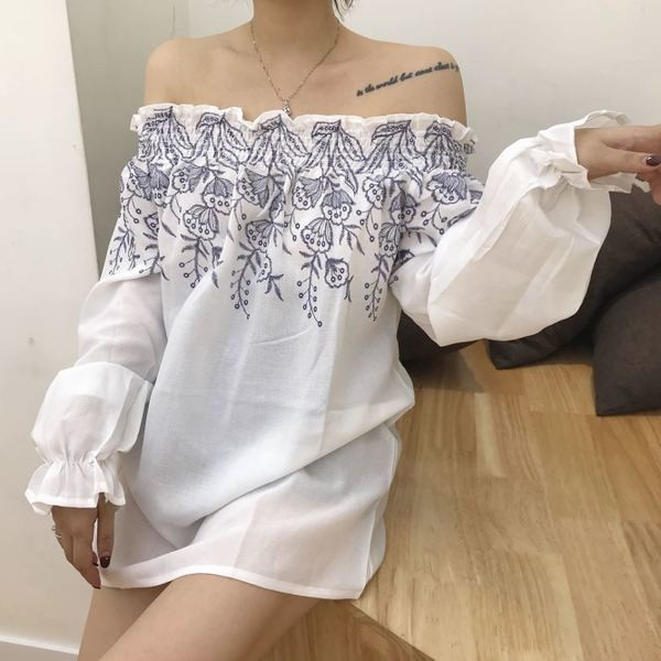 Stílusos női ing leesett vállú, széles ujjú, gyönyörű hímzéssel két színben